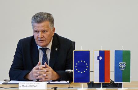 PODPIS POGODBE 02 FOTO TINE ŠUBIC